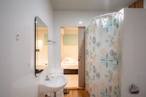 Shower, rainfall showerhead, free toiletries, hair dryer - The Dorm Hostel (Phuket)