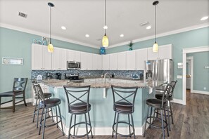 Refrigerador, microondas, horno y parrilla de estufa 