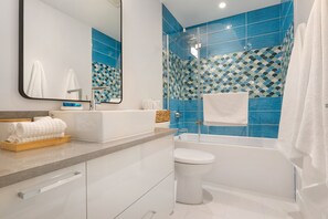 Secadora de cabello, toallas, jabón, papel de baño 