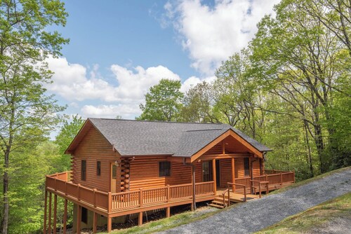 Sparta Cabin + Game Room + Dog Friendly + HOT TUB