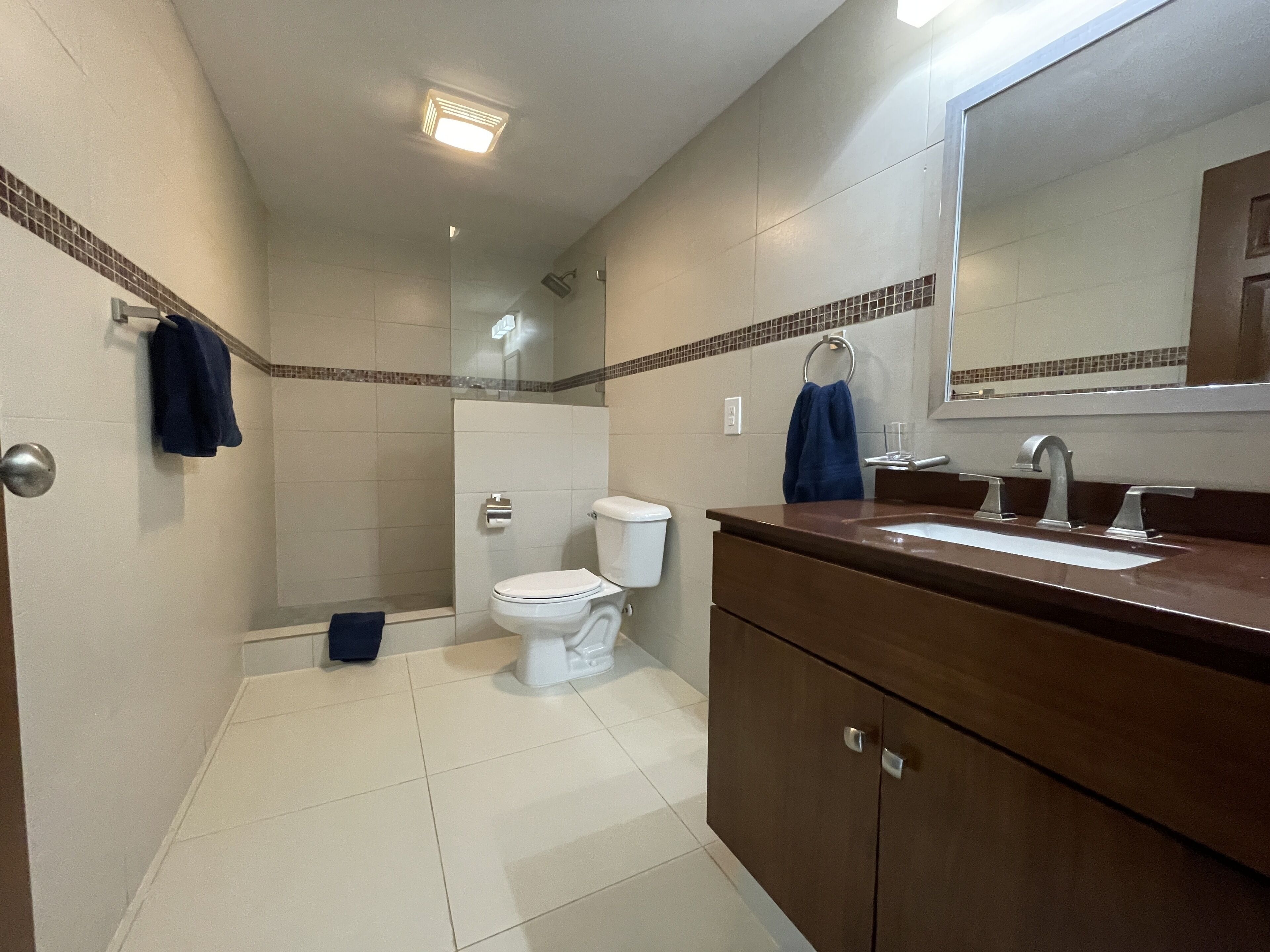 Ein Badezimmer mit Toilette, Waschbecken und Spiegel.
