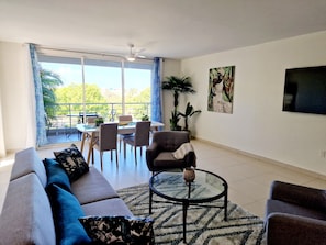 Cobertura premium | Área de estar | TV de tela plana 30 polegadas com canais digitais, TV, Netflix