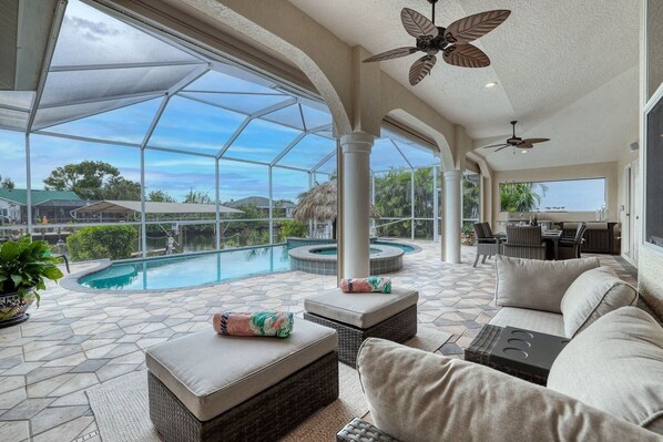 A heated pool - Casa del Sueno - 3 bed/3 bath in the Four Mile Cove area w. heated pool and spa. Gulf access! (Cape Coral)