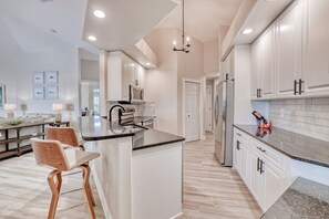 Fridge, microwave, oven, stovetop - Casa del Sueno - 3 bed/3 bath in the Four Mile Cove area w. heated pool and spa. Gulf access! (Cape Coral)