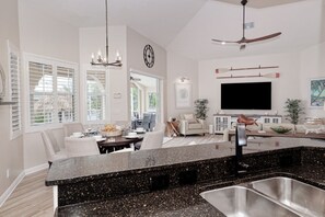 Interior - Casa del Sueno - 3 bed/3 bath in the Four Mile Cove area w. heated pool and spa. Gulf access! (Cape Coral)