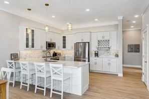 Refrigerador, horno, parrilla de estufa y lavavajillas 