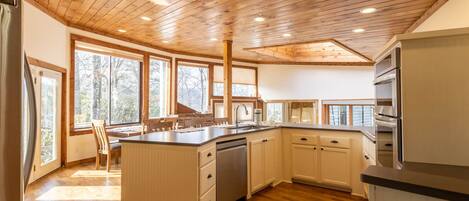 Fridge, oven, stovetop, dishwasher