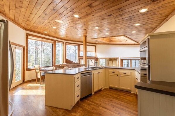 Fridge, oven, stovetop, dishwasher - Cabin Retreat in the Heart of the High Country (Banner Elk)