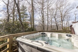 Outdoor spa tub - Cabin Retreat in the Heart of the High Country (Banner Elk)