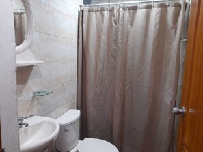 Douche, serviettes fournies, savon, papier de toilette