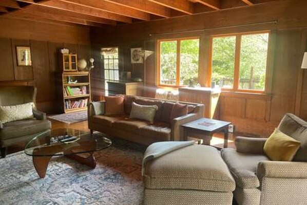 TV, fireplace, stereo