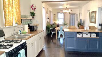 Microwave, oven, stovetop, cookware/dishes/utensils
