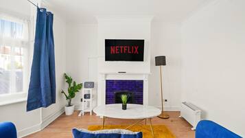 Apartment, 3 Bedrooms | Living room