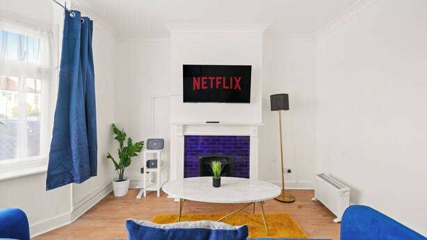 Unclassified image, 1 of 20, button - 3bed Cozy House Parking Wifi (Welling)