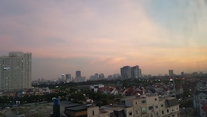 Eine Skyline mit Hochhäusern, einer Mischung aus Wohn- und Geschäftshäusern und blauem Himmel.