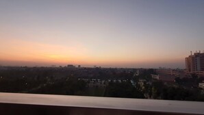 Eine Stadtansicht im Abenddämmerung mit Gebäuden und einem klaren Himmel.