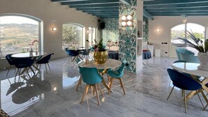 A spacious dining area with a high ceiling and large windows offering a view of the landscape. - Room in B&B - Relais Dea Degli Ulivi House (Agrigento)