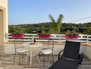 ห้องพัก, 1 ห้องนอน, ระเบียง, วิวสวน | ระเบียง