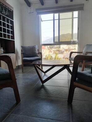 아파트, 침실 1개, 흡연, 발코니 | 거실 공간