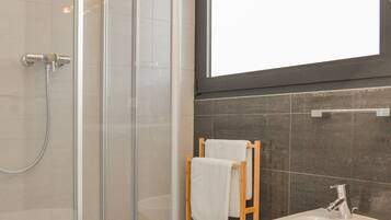 Apartment, 1 Schlafzimmer, Balkon, Stadtblick | Dusche im Bad
