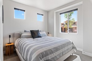 5 bedrooms, WiFi, bed sheets