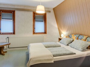 3 bedrooms, individually furnished, iron/ironing board, bed sheets - Holiday Home in Thuringia With Private Terrace, use of a Garden and Pool (Roemhild)