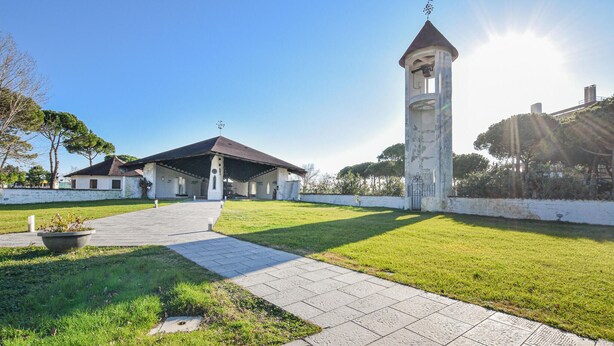A building with a central tower and a covered area with a roof. - Cozy apartment in Cavallino-Treporti (Cavallino-Treporti)