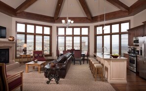 Televisión y chimenea 