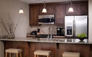 Refrigerador, microondas, tostadora y utensilios de cocina 