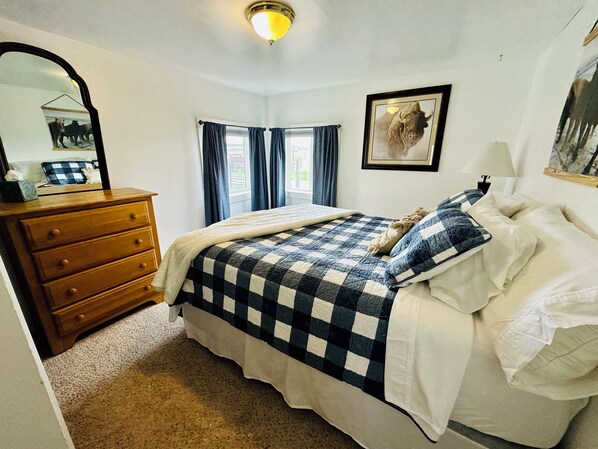 3 bedrooms, in-room safe, iron/ironing board, travel cot