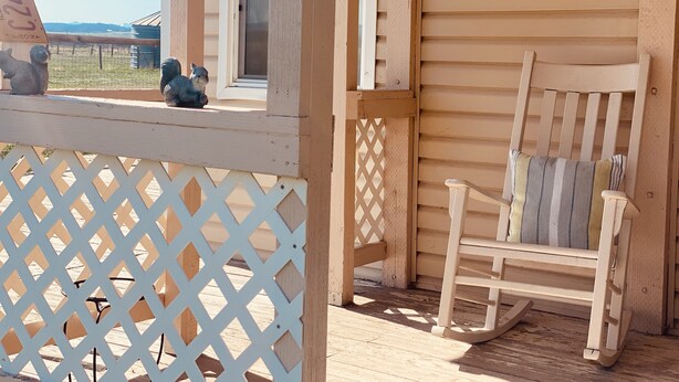 A wooden deck with a rocking chair and a lattice fence. - Country paradise! Close to Telluride (Norwood)