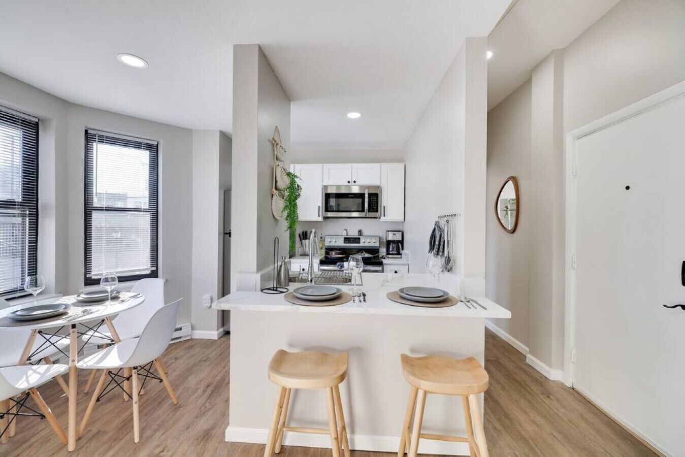 Réfrigérateur, four à micro-ondes, un four, surface de cuisson