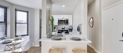 Réfrigérateur, four à micro-ondes, un four, surface de cuisson