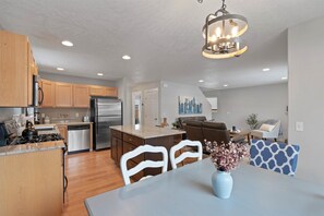 Fridge, microwave, oven, stovetop - Charming Sanders Beach House — short walk to downtown and beach! (Coeur d'Alene)