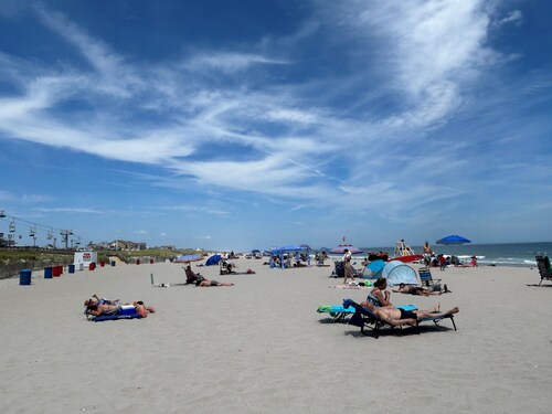 Ocean Block Gem, Private Parking, Central AC, 4 Beach Passes, 40% off