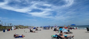 Ocean Block Gem, Private Parking, Central Air Conditioning, 4 Beach Passes