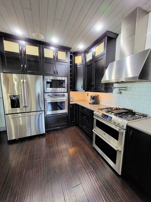 Jääkaappi, mikroaaltouuni, uuni, liesi