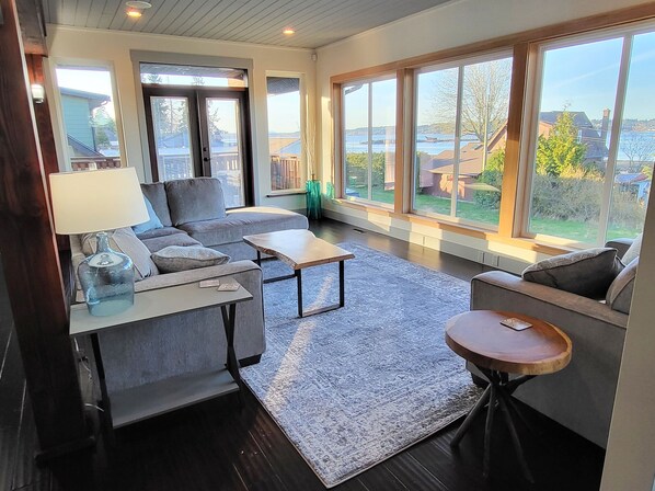 Älytelevisio, takka, pöytäjalkapallopöytä, stereot