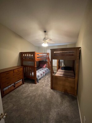 3 chambres, lit parapluie, Wi-Fi, draps fournis