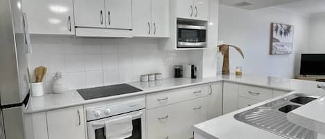 Réfrigérateur, four, plaque de cuisson, lave-vaisselle