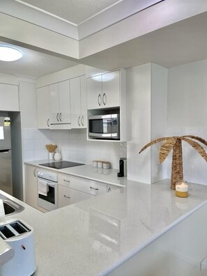 Fridge, oven, stovetop, dishwasher - Tranquil Oasis on Pine Lake (Elanora)