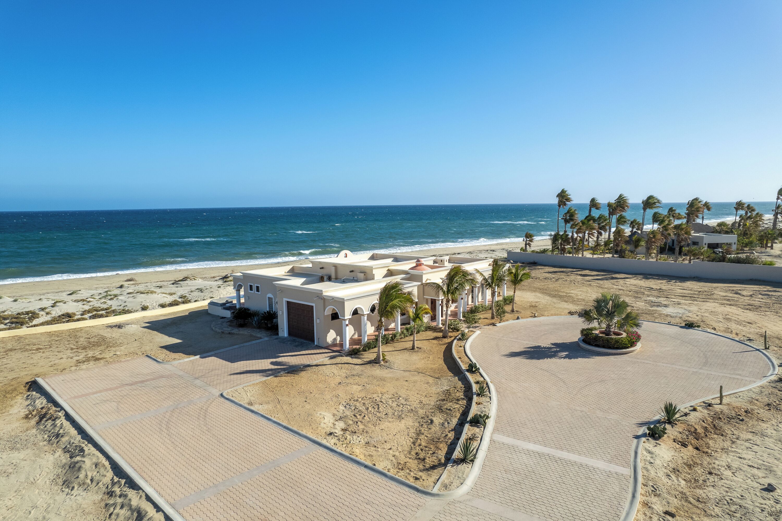 Accommodatie ligt op het strand, ligstoelen, strandlakens