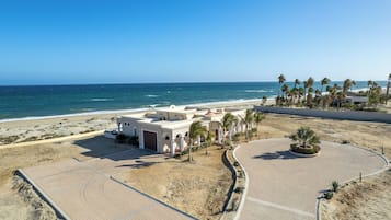 Plage, chaises longues, serviettes de plage