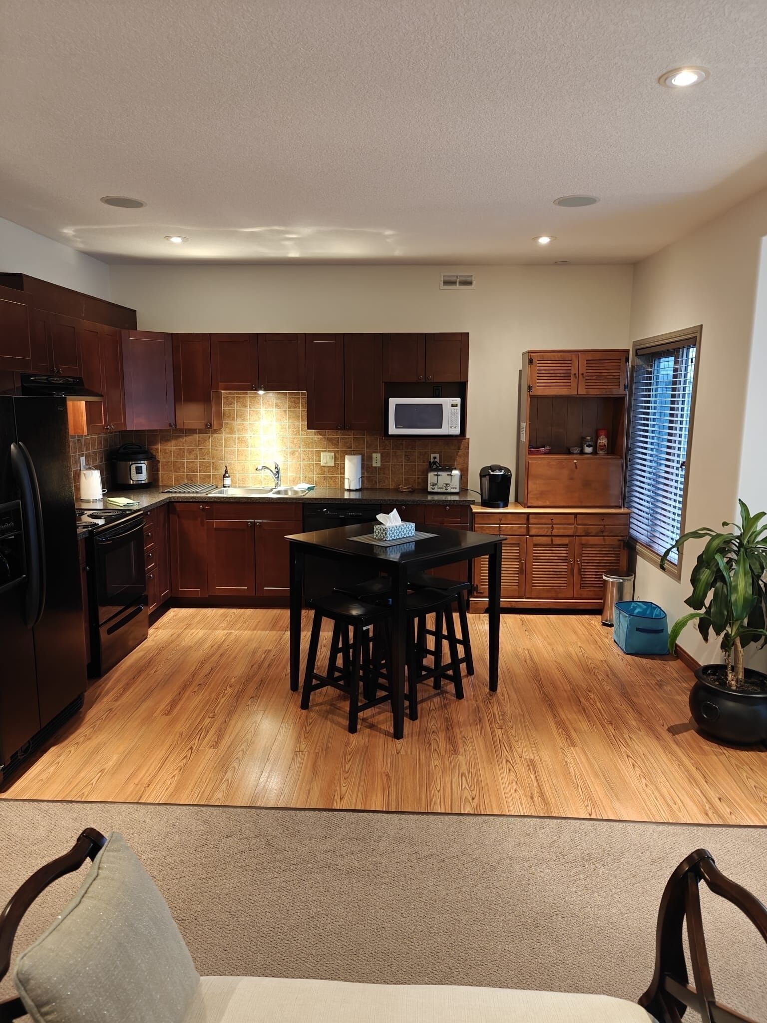 Jääkaappi, mikroaaltouuni, uuni, liesi