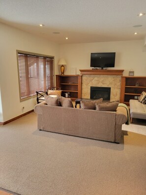 TV, fireplace - Cochrane’s Finest! (Cochrane)