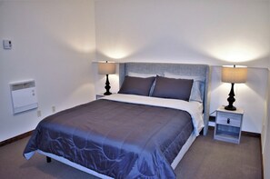 1 bedroom, desk, iron/ironing board, travel cot - Cochrane’s Finest! (Cochrane)