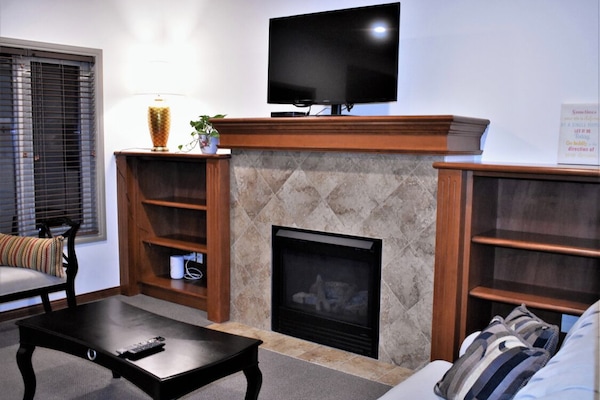 Een televisie en een open haard