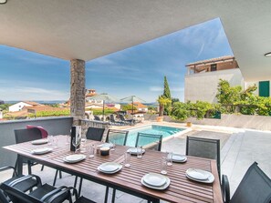 วิลล่า | สระว่ายน้ำ | สระว่ายน้ำในร่ม, สระว่ายน้ำกลางแจ้ง