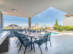 Vila | Piscina | Piscina interna, piscina externa