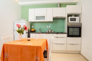 Apartamento | Cozinha privada | Geladeira, micro-ondas, fogão, cooktop